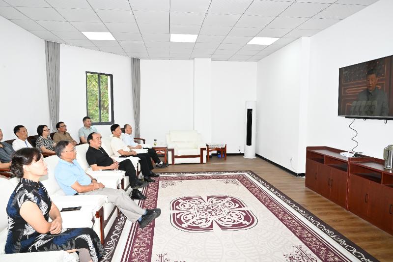 2025年9日3日上午，市关心下一代工作委员会集体收视纪念中国人民抗日战争暨世界反法西斯战争胜利80周年阅兵式